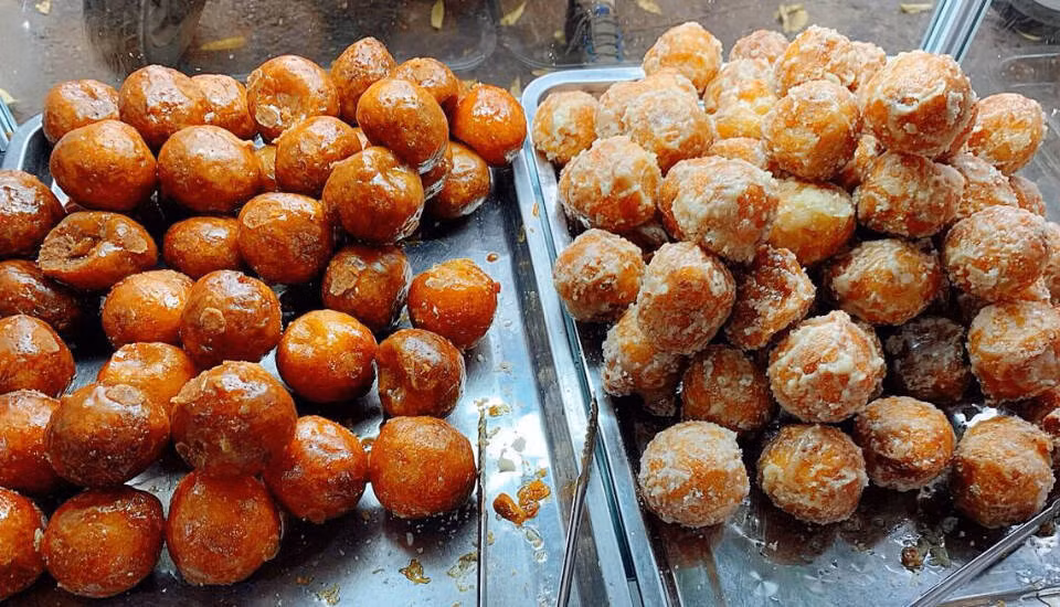 Bánh rán mật và bánh rán bọc đường. Ảnh: Foody