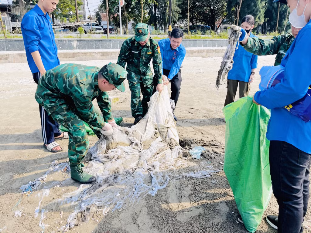 Cán bộ, chiến sĩ, đoàn viên, thanh niên chung tay làm sạch bãi biển. 