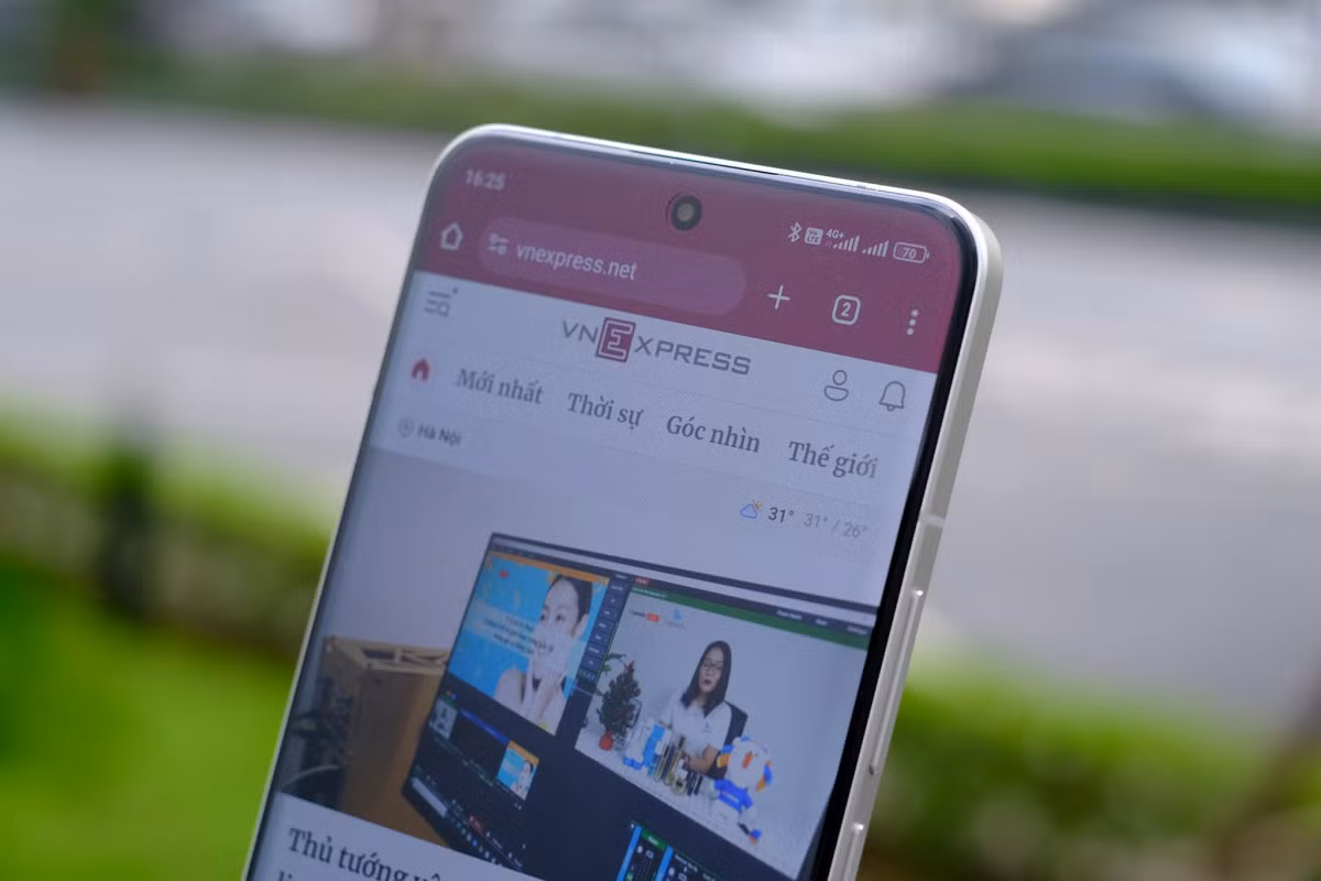 Xiaomi vẫn sử dụng phần kính hơi cong nhẹ xung quanh. Cùng với miếng dán màn hình sẵn không sát viền hoàn toàn, cảm giác khi vuốt chạm từ dưới lên hoặc từ hai bên bị cấn nhẹ, không thực sự thoải mái. Camera trước của máy cũng có thông số tốt, độ phân giải 32 megapixel, f/2.0 và góc rộng nhỉnh hơn so với camera chính phía sau (22 mm).