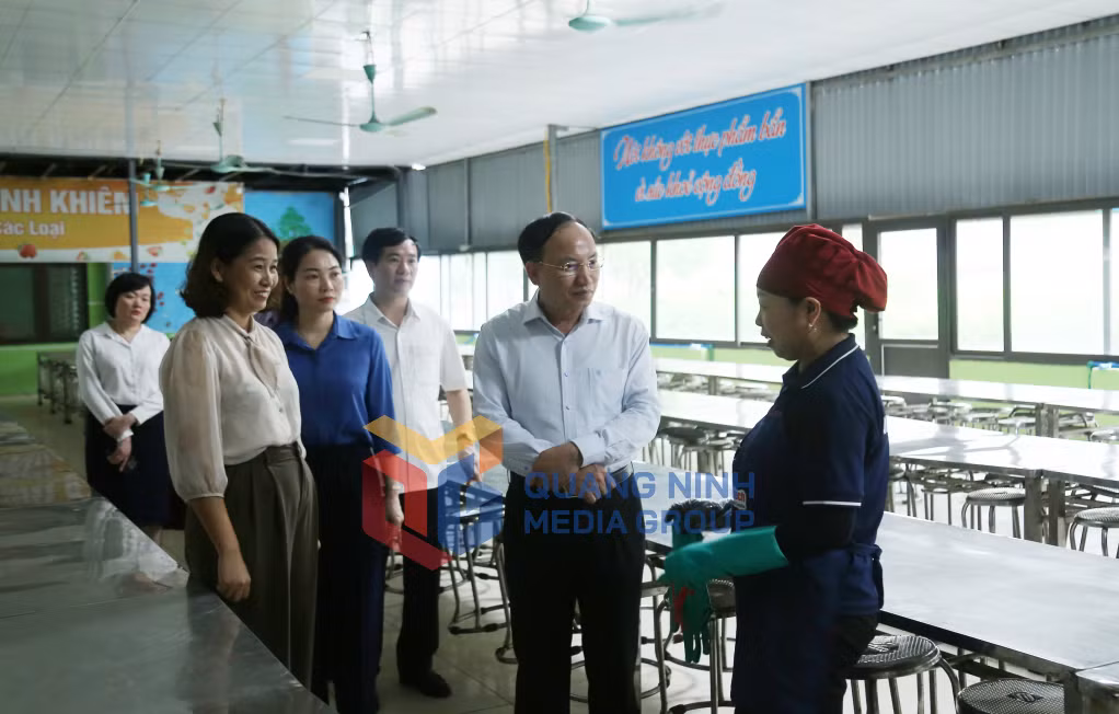 Đồng chí Bí thư Tỉnh ủy kiểm tra tại bếp ăn điểm thi Trường TH, THCS & THPT Nguyễn Bỉnh Khiêm 
