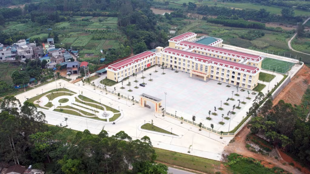 Trường THPT Bình Liêu được đầu tư xây mới với các tiêu chí trường chất lượng cao, đáp ứng ngày càng tốt hơn yêu cầu dạy và học của địa phương.
