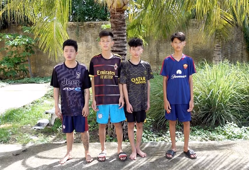 Nhóm đối tượng trong vụ án cướp điện thoại (từ trái sang) An, Hiếu, Huy, Phương. Ảnh: Vũ Tiến