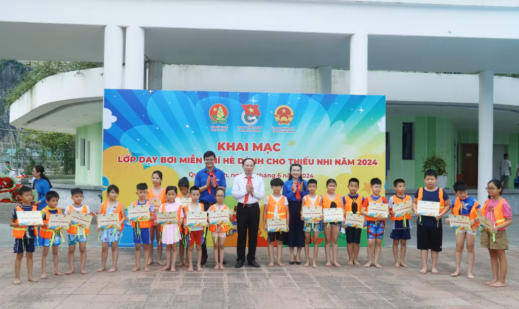 Khai mạc lớp dạy bơi miễn phí cho thiếu nhi tại Cung Văn hóa Thanh thiếu nhi tỉnh trong dịp hè năm 2024. Ảnh: Thu Chung.
