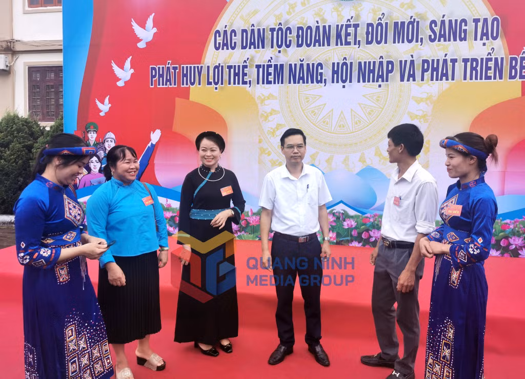 Các đại biểu tham dự Đại hội chia sẻ kinh nghiệm trong quá trình thực hiện chính sách dân tộc trên địa bàn huyện (6-2024). Ảnh: Đỗ Hùng
