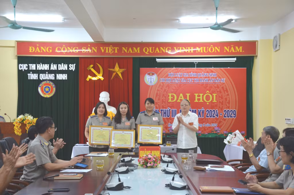 Lãnh đạo Hội Luật gia tỉnh tặng Giấy khen cho cá nhân có thành tích xuất sắc trong công tác hội, nhiệm kỳ 2019-2024.
