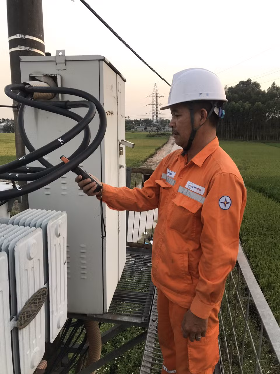 Công nhân Điện lực TP Uông Bí kiểm tra định kỳ đường dây và các trạm biến áp.