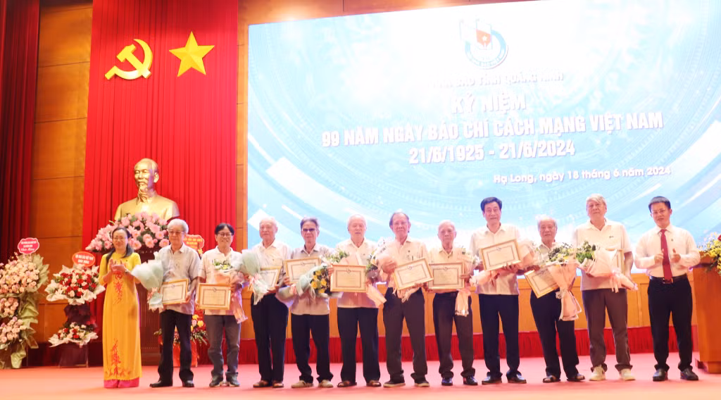 Hội Nhà báo tỉnh mừng thọ các nhà báo cao tuổi.