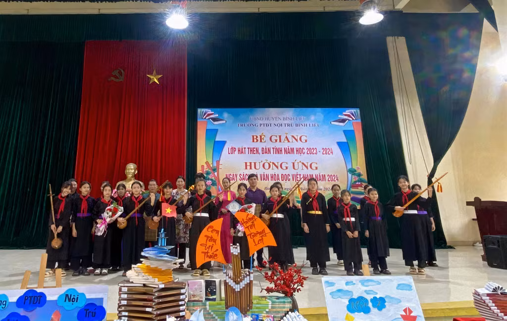 Lớp dạy hát then, đàn tỉnh cho học sinh tại trường PTDT nội trú huyện Bình Liêu. (Ảnh nhà trường cung cấp)