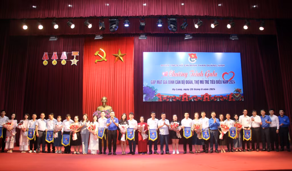 Ban Tổ chức trao cờ lưu niệm và hoa cho 11 gia đình đoàn viên, thanh niên công nhân, thợ mỏ trẻ tiêu biểu tham gia chương trình.
