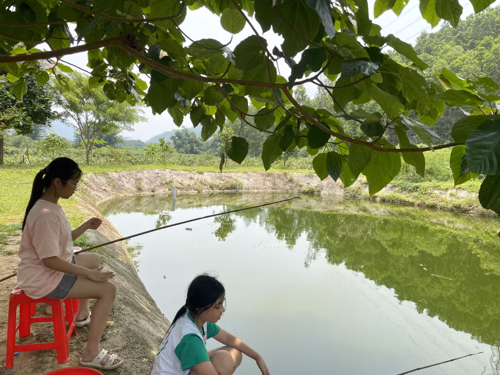 Du khách câu cá tại khuôn viên nhà vườn Trung Tuyến (xã Sơn Dương, TP Hạ Long).