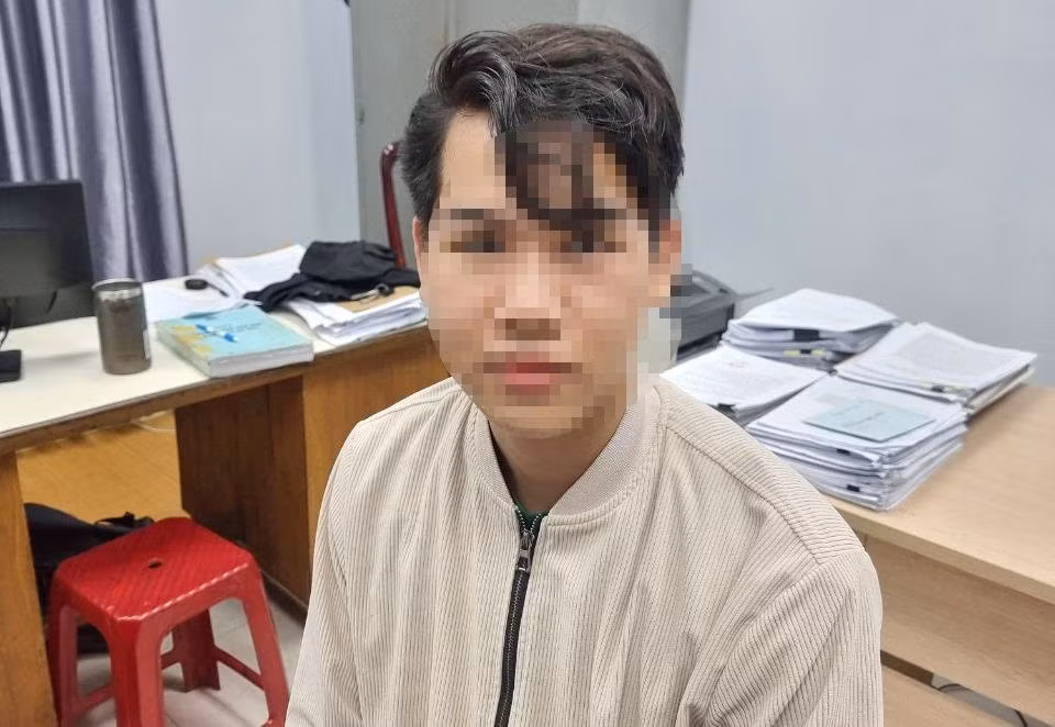 Nam thanh niên H.V.B. tại cơ quan công an. Ảnh: CACC