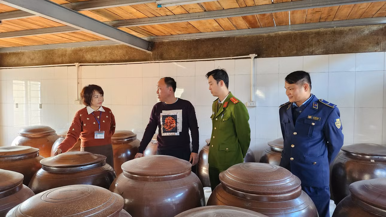 Đoàn kiểm tra liên ngành của TP Uông Bí kiểm tra ATTP tại chi nhánh sản xuất và kinh doanh rượu nếp cái hoa vàng Đồng Bè (HTX Sơn Dương).