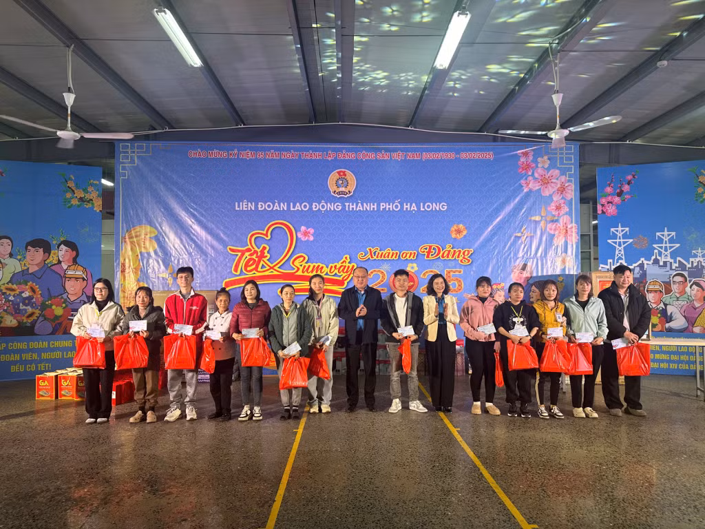Lãnh đạo LĐLĐ tỉnh và TP Hạ Long tặng quà Tết cho người lao động nhân dịp tết Nguyên đán 2025. Ảnh: Cao Quỳnh.