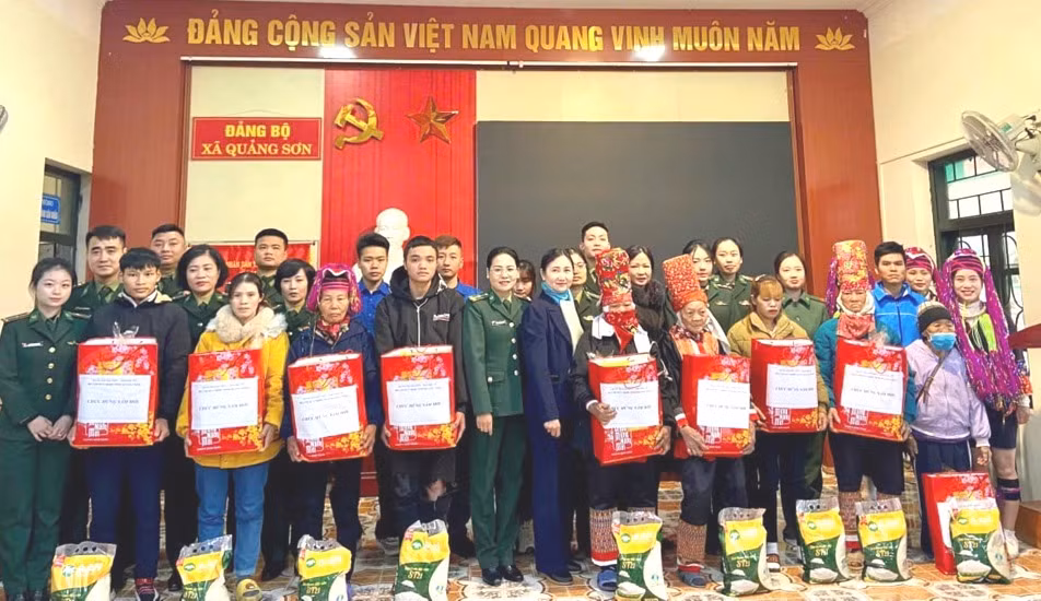 Hội phụ nữ và Đoàn thanh niên Bộ Chỉ huy Bộ đội Biên phòng tỉnh chủ trì phối hợp với Hội LHPN huyện Hải Hà, Đồn Biên phòng Quảng Đức tặng quà tết cho các hộ gia đình có hoàn cảnh khó khăn tại xã Quảng Sơn (Hải Hà).