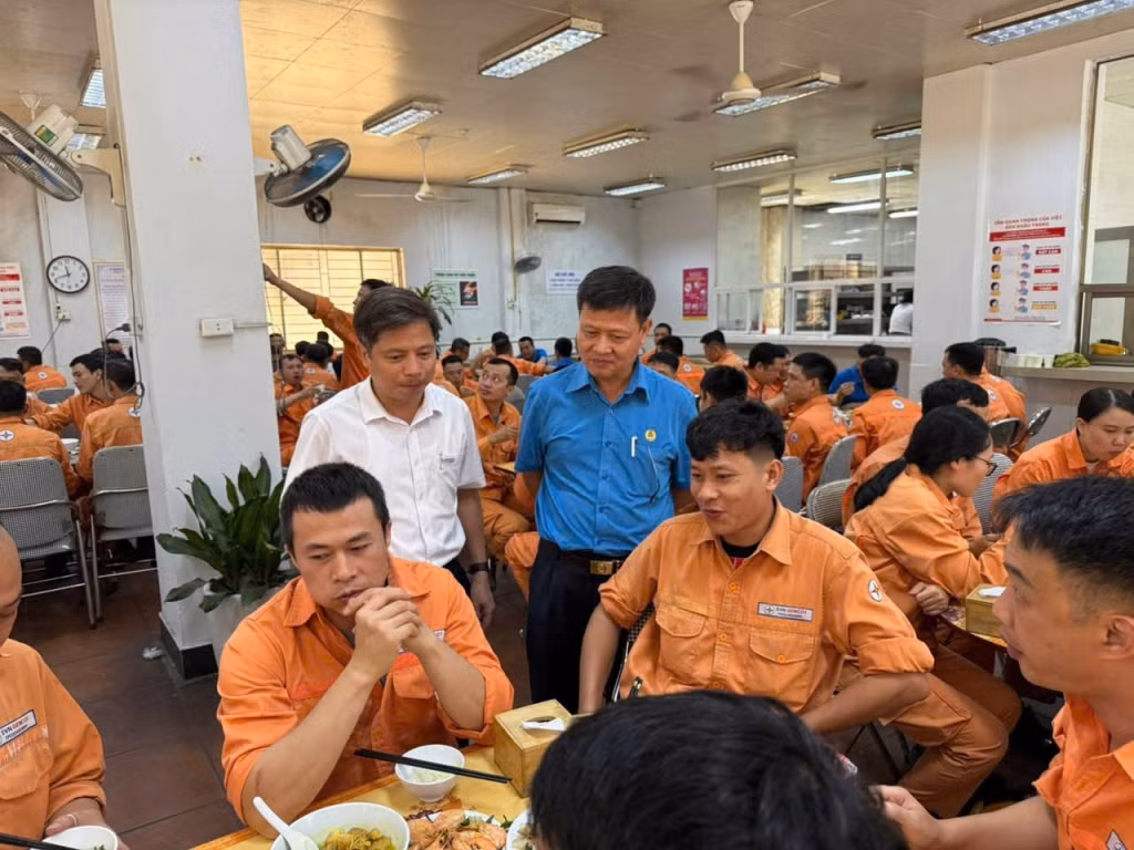 "Bữa cơm Công đoàn” tại Công ty CP Nhiệt điện Quảng Ninh: Ấm lòng giữa ca làm việc ảnh 2 "Bữa cơm Công đoàn” tại Công ty CP Nhiệt điện Quảng Ninh: Ấm lòng giữa ca làm việc ảnh 2