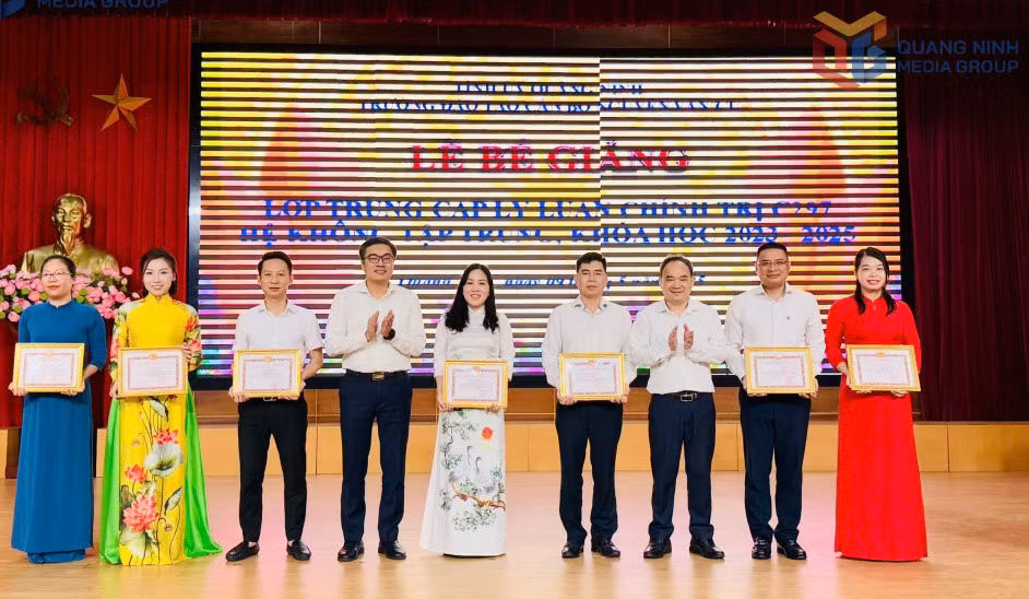 Lãnh đạo Ban Tổ chức Tỉnh ủy trao giấy khen của Trường Đào tạo cán bộ Nguyễn Văn Cừ cho học viên đạt thành tích cao trong học tập, rèn luyện tại Lễ bế giảng và trao bằng tốt nghiệp lớp Trung cấp LLCT hệ không tập trung C297.