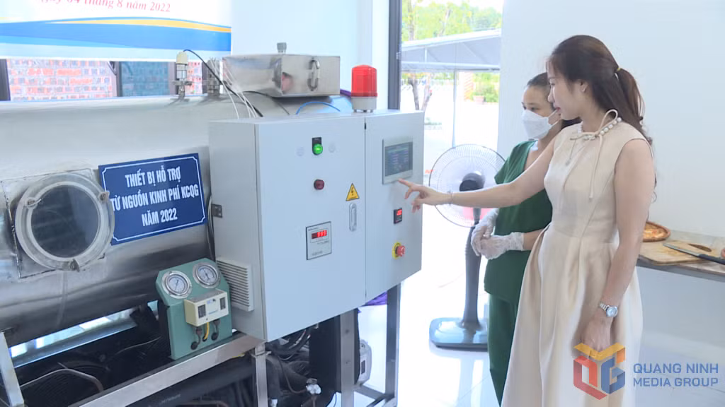 Chị Nguyễn Thị Mai Phương, Phó Giám đốc Công ty TNHH Sản xuất và Thương mại Phương Thùy (phải), trao đổi với công nhân ứng dụng KHCN vào sản xuất dược liệu.