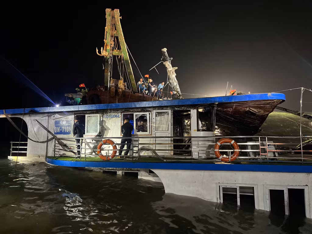 Xuyên đêm tìm kiếm, cứu hộ nạn nhân vụ lật tàu ảnh 18 Xuyên đêm tìm kiếm, cứu hộ nạn nhân vụ lật tàu ảnh 18