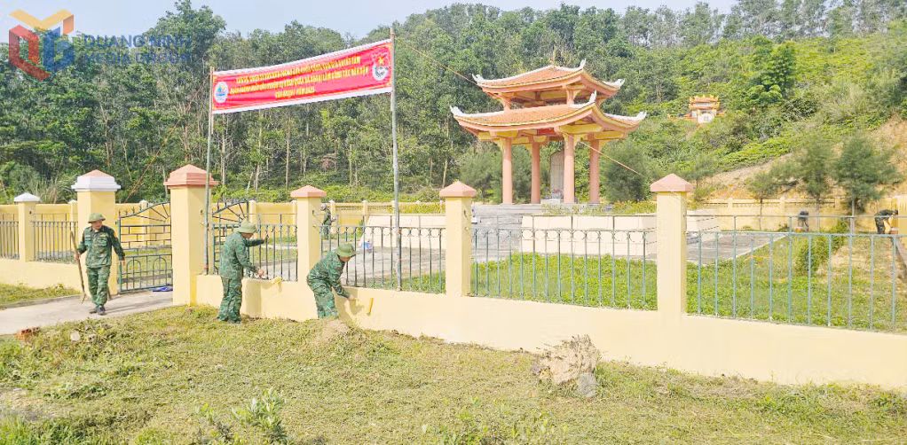 Cán bộ, chiến sĩ Đồn BPCKC Vạn Gia chỉnh trang Nhà bia ghi danh Anh hùng liệt sĩ trên địa bàn xã Vĩnh Thực.