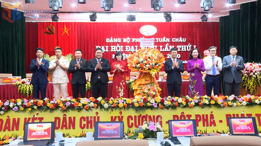 Đồng chí Nguyễn Hồng Dương, Ủy viên Ban Thường vụ, Trưởng Ban Tuyên giáo và Dân vận Tỉnh ủy và đồng chí Nguyễn Thị Hạnh, Phó Chủ tịch UBND tỉnh tặng hoa chúc mừng Đại hội.