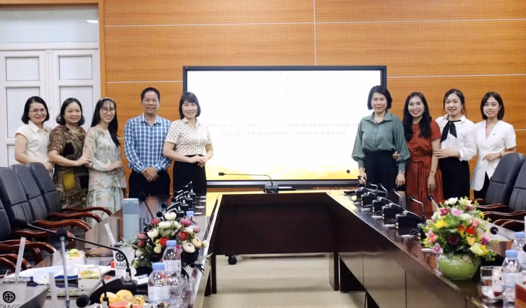 Hội đồng nghiệm thu nhiệm vụ khoa học chụp ảnh lưu niệm cùng nhóm nghiên cứu Trường Đại học Hạ Long.