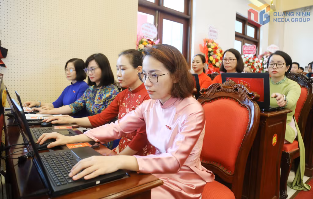 Các đảng viên tham dự Đại hội Đại biểu Đảng bộ phường Bãi Cháy tra cứu tài liệu trên máy tính xách tay.