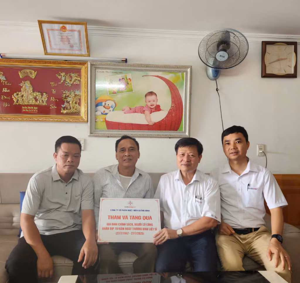 Đồng chí Phạm Xuân Toàn, Chủ tịch Công đoàn Công ty, đại diện Công ty tặng quà các gia đình chính sách, người có công trên địa bàn phường Cao Xanh.