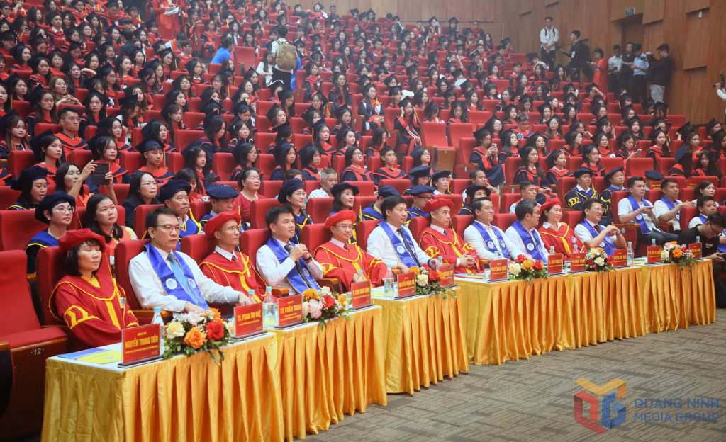 Các đồng chí lãnh đạo tỉnh, đại biểu và sinh viên dự buổi lễ.