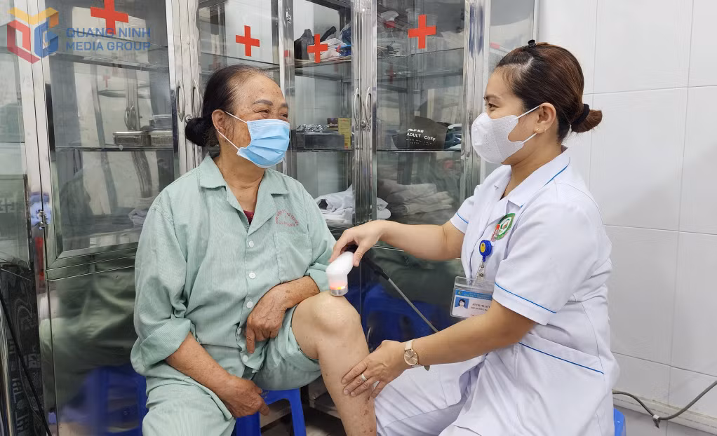 Nhân viên y tế khoa Lão khoa (Bệnh viện Y dược cổ truyền Quảng Ninh) sử dụng máy siêu âm điều trị vùng khớp gối cho bệnh nhân cao tuổi.