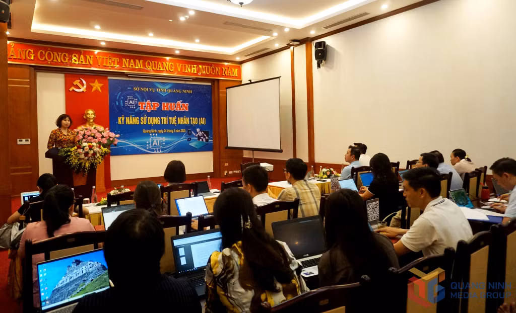Sở Nội vụ tập huấn kỹ năng sử dụng trí tuệ nhân tạo (AI) cho cán bộ, công chức, viên chức của đơn vị.