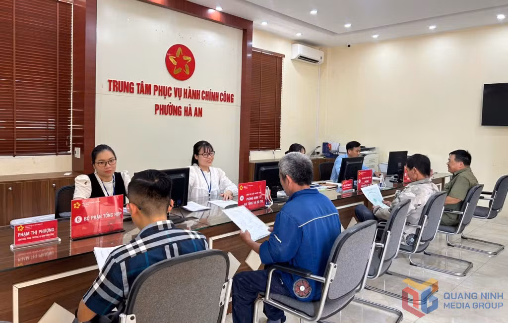 Cán bộ Trung tâm Phục vụ hành chính công phường Hà An giải quyết TTHC cho người dân.