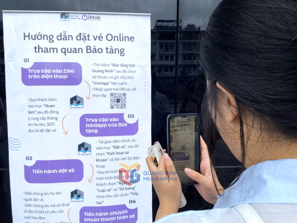 Du khách quét mã QR để mua vé vào bảo tàng.