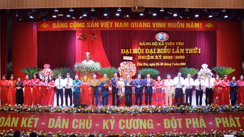 Đồng chí Vũ Quyết Tiến, Phó Bí thư Tỉnh ủy, tặng hoa chúc mừng Ban Chấp hành Đảng bộ xã Tiên Yên, nhiệm kỳ 2025-2030 (7-2025). Ảnh: Cao Quỳnh