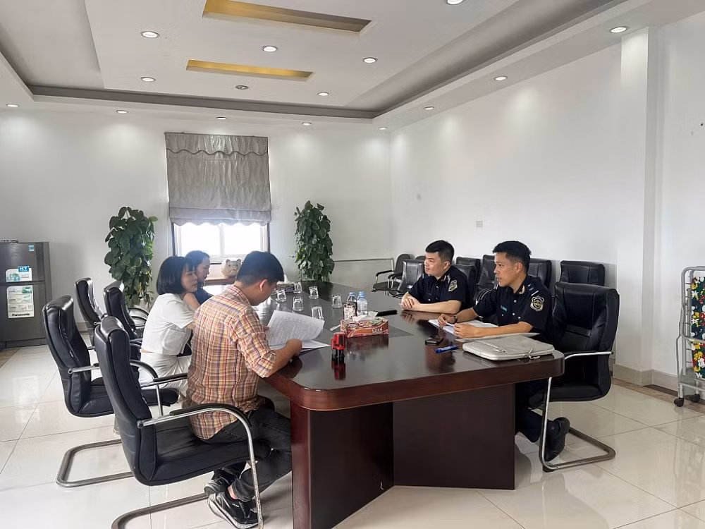 Công chức Đội Phúc tập và Kiểm tra sau thông quan hướng dẫn, chia sẻ chính sách mới đến doanh nghiệp. Ảnh do đơn vị cung cấp
