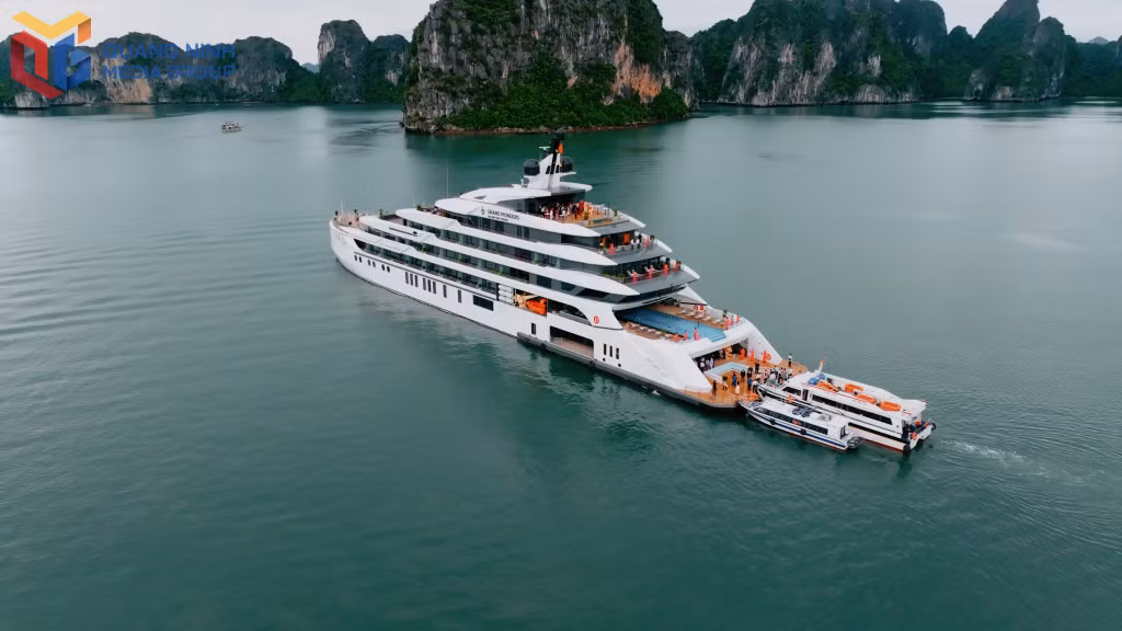 Đội tàu du lịch trên Vịnh Bái Tử Long được định hướng phát triển theo hướng bền vững và cao cấp.