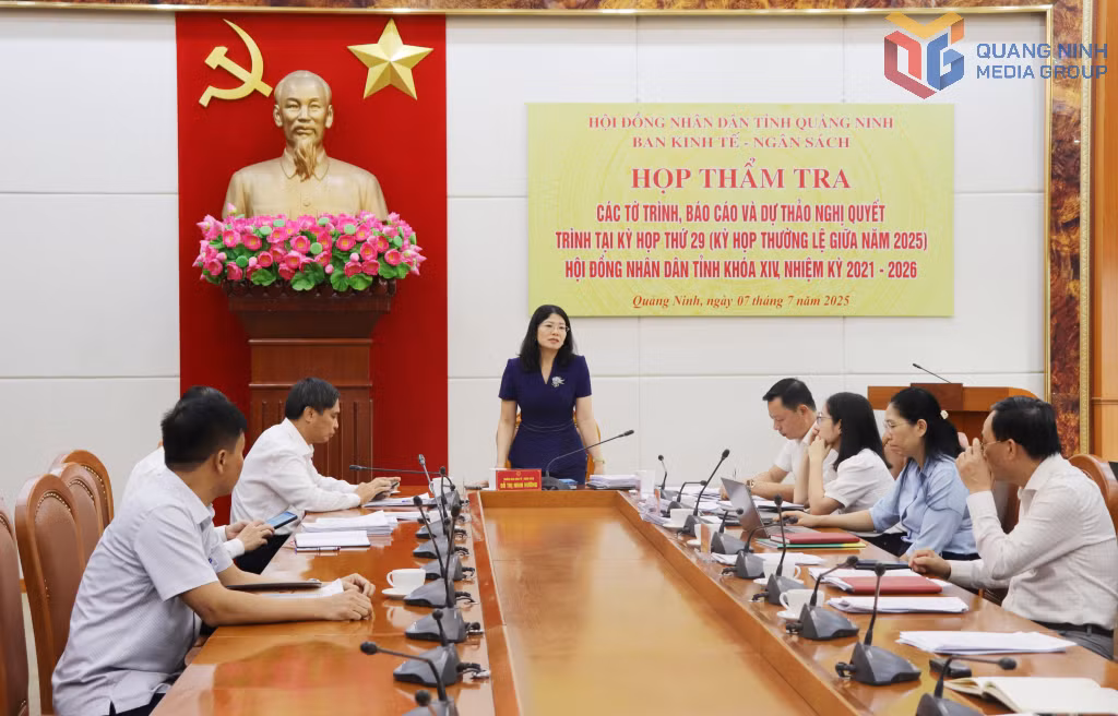 Quang cảnh cuộc họp.