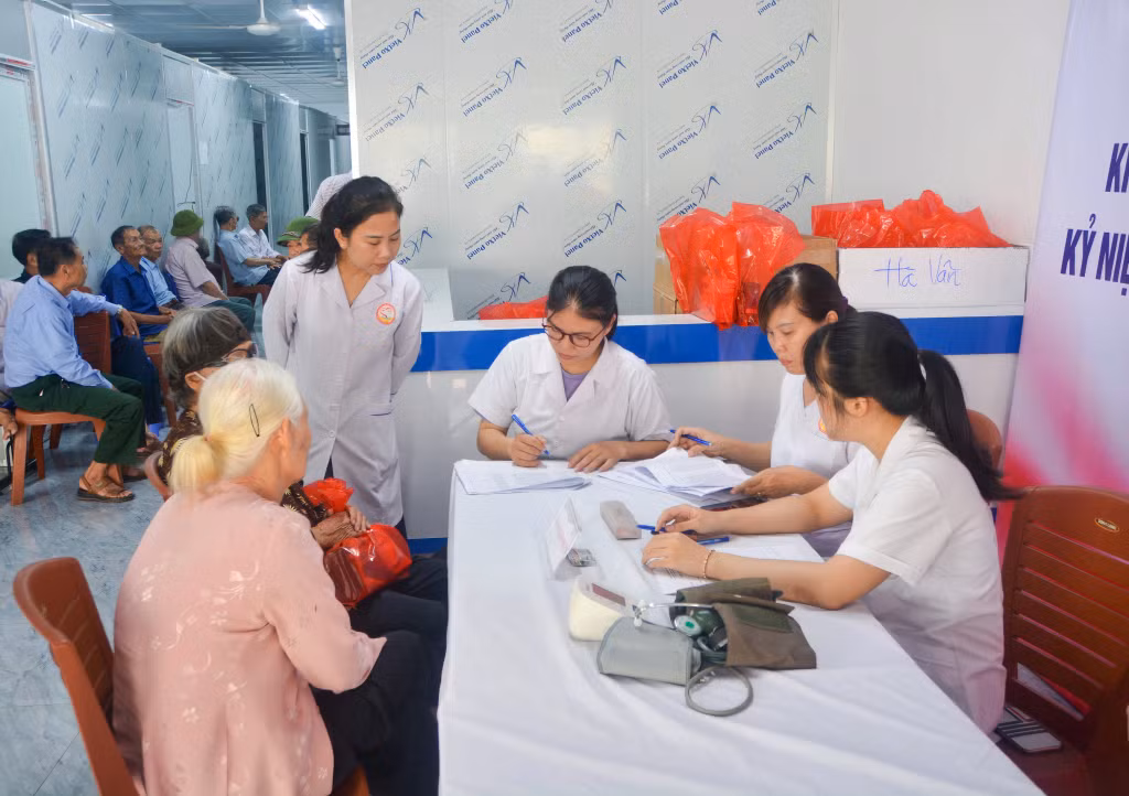 Phường Quảng Yên tổ chức khám sức khỏe cho người có công với cách mạng.