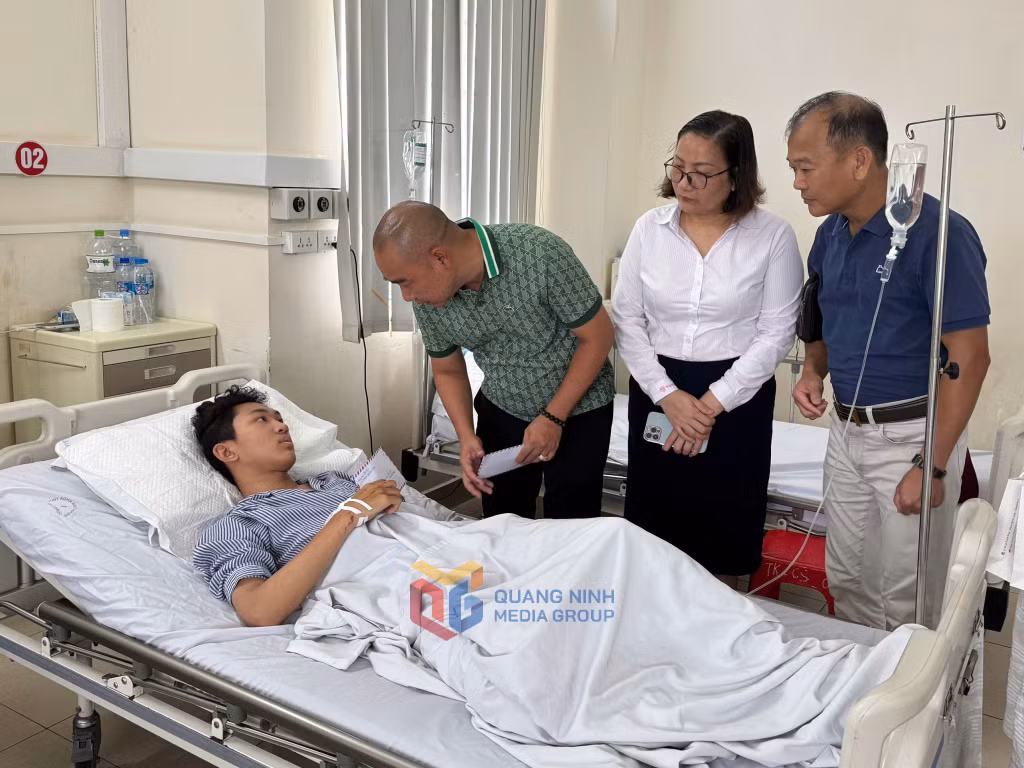 Đại diện Chi hội Lữ hành Quảng Ninh thăm hỏi, động viên các nạn nhân.