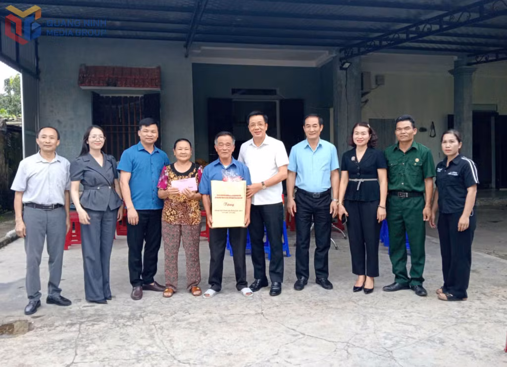 Đoàn đã đến thăm, tặng quà gia đình ông Lê Thành Tô, 77 tuổi, nạn nhân chất độc da cam/dioxin, xã Đông Ngũ.