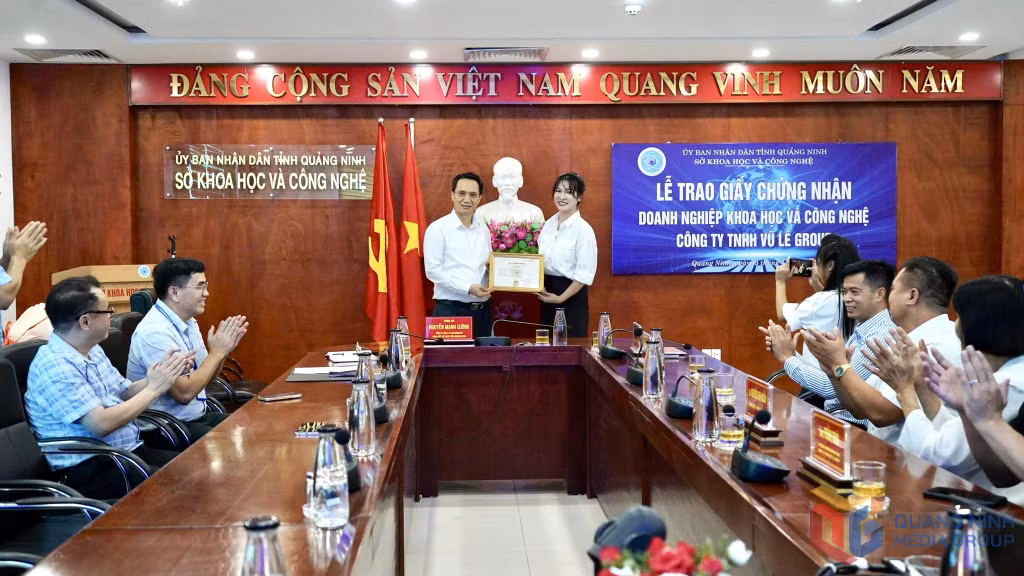Lãnh đạo Sở KH&amp;CN trao Giấy chứng nhận Doanh nghiệp KHCN cho Công ty TNHH Vũ Lê Group.
