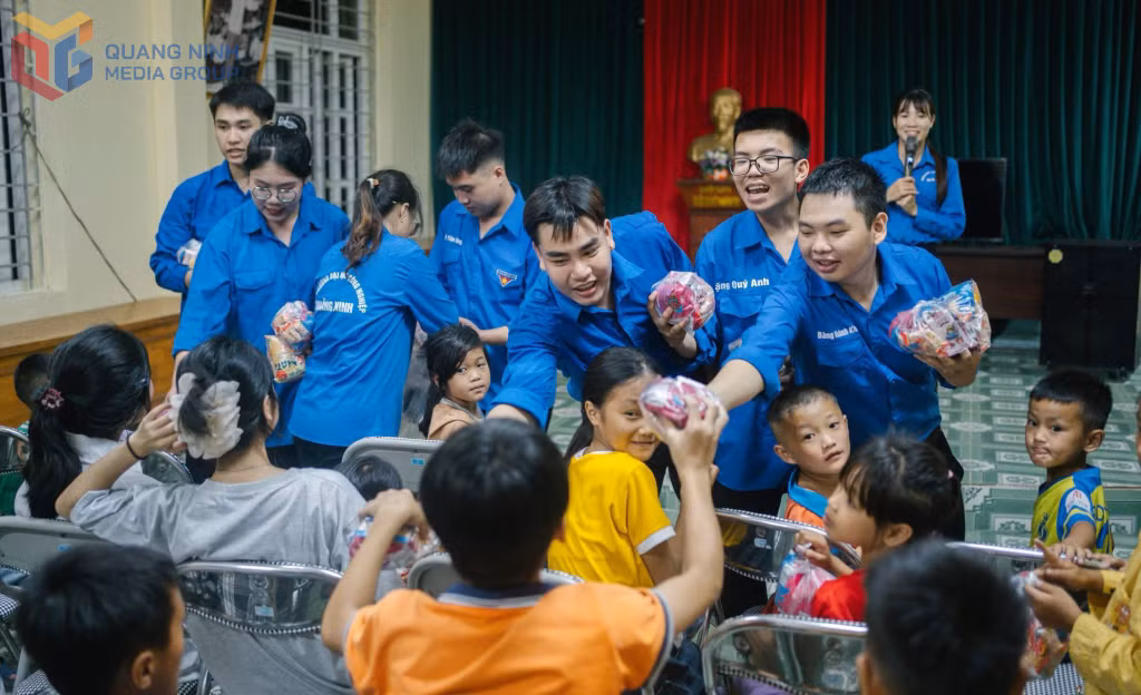 Đội Sinh viên tình nguyện trường Đại học Công nghiệp Quảng Ninh tổ chức sinh hoạt hè cho thiếu nhi thôn Thìn Thủ (xã Quảng Tân) trong khuôn khổ Chiến dịch Mùa hè xanh.