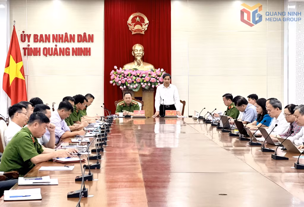 Đồng chí Vũ Văn Diện, Phó Chủ tịch UBND tỉnh Quảng Ninh chủ trì hội nghị.