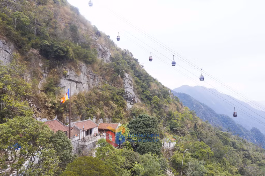 Hàng nghìn Phật tử và du khách thập phương, tay lần tràng hạt, miệng niệm Phật, lòng thành kính vượt qua hàng nghìn bậc đá để lên tới đỉnh thiêng