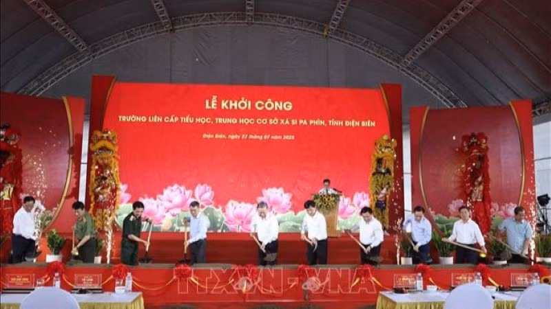 Tổng Bí thư Tô Lâm và các đại biểu thực hiện nghi thức khởi công Trường liên cấp Tiểu học, Trung học cơ sở xã Si Pa Phìn, tỉnh Điện Biên. (Ảnh: THỐNG NHẤT/TTXVN)