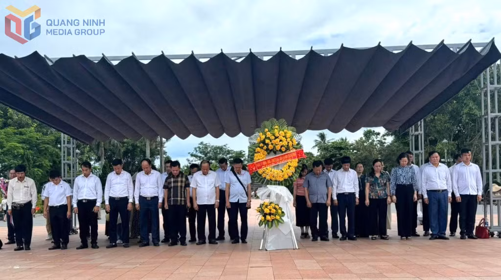 Đoàn công tác của Đảng ủy, HĐND, UBND, Ủy ban MTTQ Việt Nam đặc khu Vân Đồn dâng hương và dành một phút tưởng niệm các anh hùng liệt sĩ tại Thành cổ Quảng Trị.