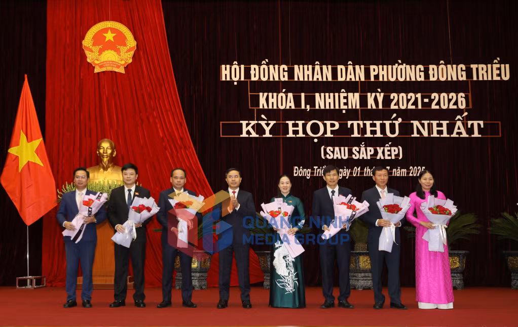 Đồng chí Chủ tịch UBND tỉnh tặng hoa chúc mừng các đồng chí được HĐND tỉnh chỉ định giữ chức vụ Chủ tịch và Phó Chủ tịch HĐND phường; Chủ tịch và Phó Chủ tịch UBND phường (7-2025). Ảnh: Đỗ Phương