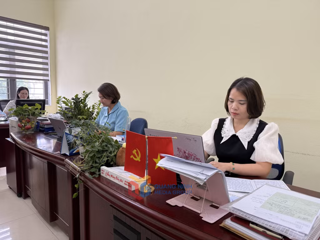 Cán bộ Ban Xây dựng Đảng phường Cửa Ông