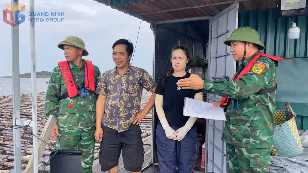 Cán bộ Đồn biên phòng Hải Hòa tuyên truyền và giúp dân ứng phó cơn bão số 3.