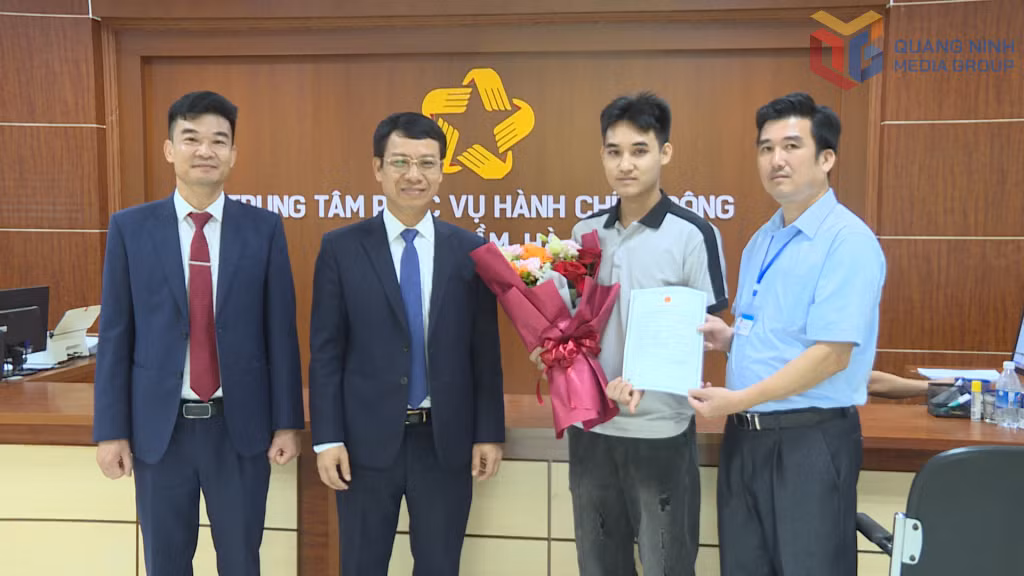 Đồng chí Nguyễn Hồng Dương, Ủy viên BTV Tỉnh ủy, Trưởng Ban Tuyên giáo và Dân vận Tỉnh ủy và lãnh đạo Đảng ủy xã tặng hoa chúc mừng công dân đăng ký khai sinh đầu tiên của xã.