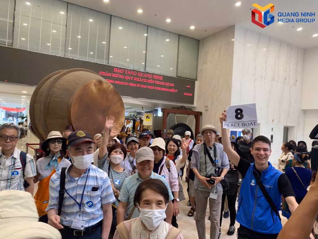 Du khách quốc tế thích thú tham quan Bảo tàng Quảng Ninh. 